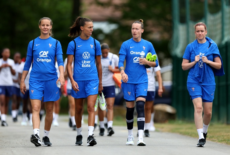 Crampons sous le bras, la gardienne de l'équipe de France, Pauline Peyraud-Magnin, était déjà aux côtés de Constance Picaud (à sa droite) lors d'un rassemblement à Clairefontaine en juin 2023
