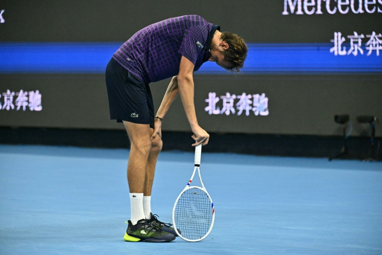 Le Russe Daniil Medvedev, touché par les crampes, a abandonné contre l'Américain Learner Tien au tournoi ATP 500 de Pékin, le 30 septembre 2025.