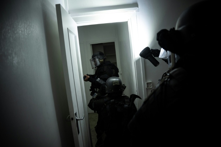Des membres du RAID participent à un exercice d'entraînement à la libération d'otages, au quartier général du RAID, à Bièvres, dans la banlieue sud de Paris, le 8 octobre 2025