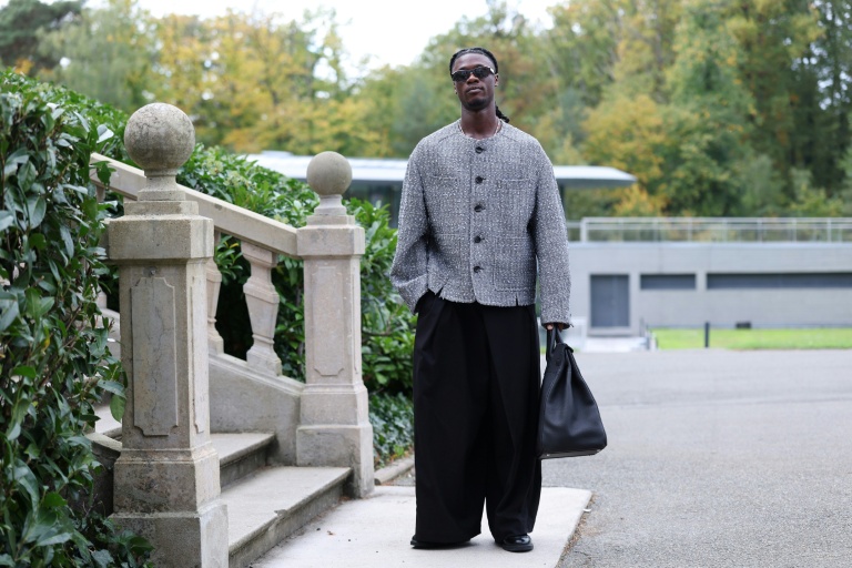 Eduardo Camavinga arrive au centre d'entraînement de Clairefontaine, dans les Yvelines, le 6 octobre 2025