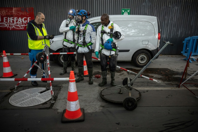 Une équipe d'égoutiers, à Paris, le 21 octobre 2025