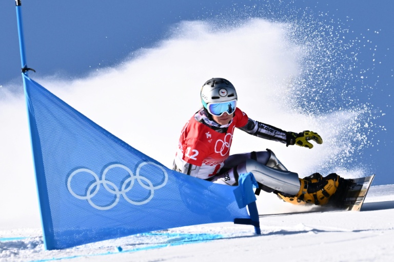 La Tchèque Ester Ledecka lors des qualifications du slalom parallèle de snowboard aux Jeux olympiques de Pékin le 8 février 2022