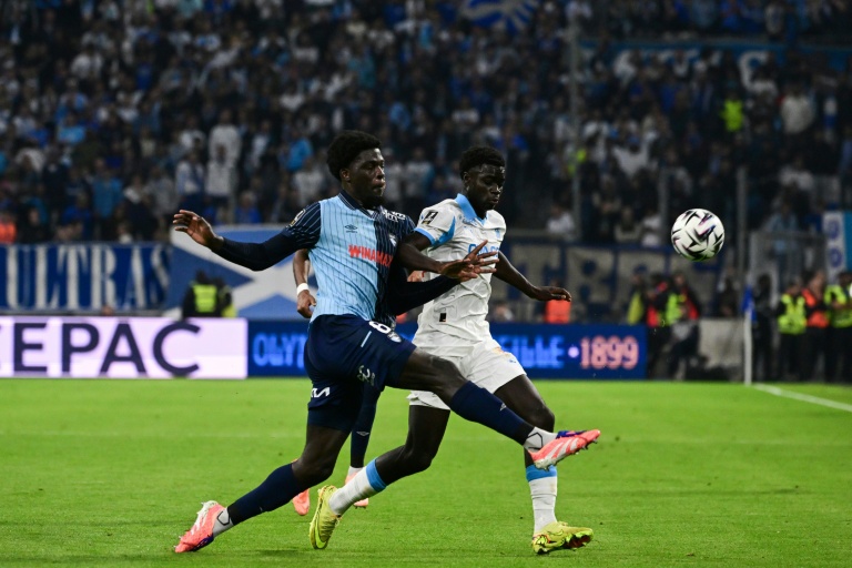 Le Havrais Etienne Youte Kinkoue (G) et le Marseillais Robinio Vaz, buteur lors du succès 6-2 de l'OM, nouveau leader de Ligue 1, le 18 octobre 2025 au Stade Vélodrome
