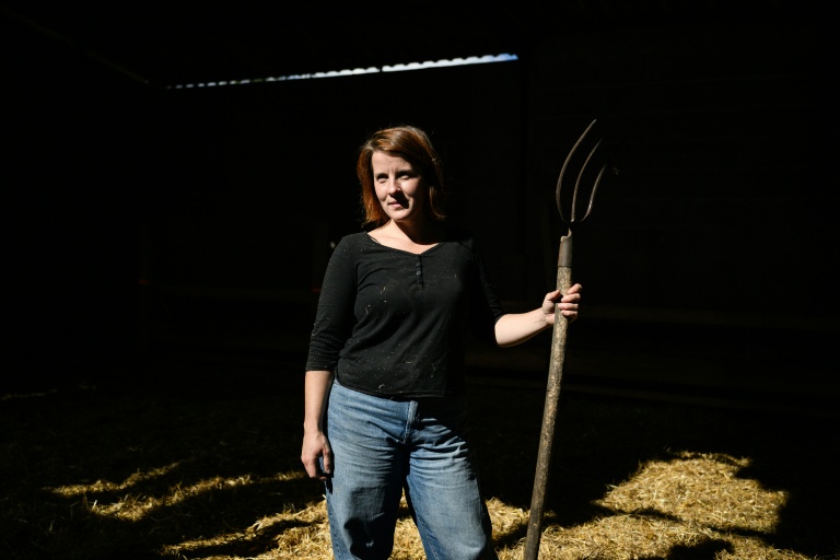 Chloé Pimont, une comédienne parisienne et végétarienne devenue éleveuse de brebis dans le Morvan, pose le 29 septembre 2025 à Monthelon, en Saône-et-Loire