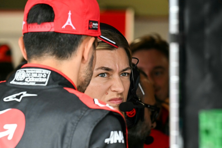 L'ingénieure de course de Haas Laura Müller (à droite) en discussion avec le pilote français de F1 Esteban Ocon avant le Grand Prix des Pays-Bas, le 31 août 2025