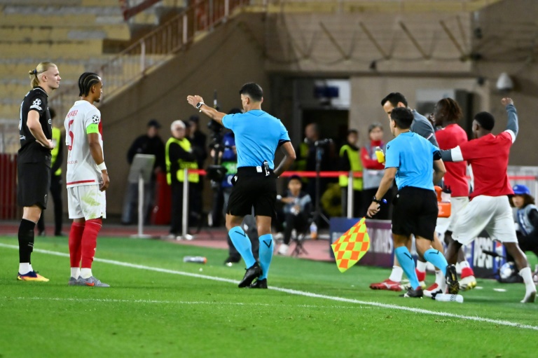 Erlin Haaland, l'attaquant de Manchester City et le défenseur de Monaco Thilo Kehrer lors du match de la 2e journée de Ligue des Champions au Stade Louis II le 1er octobre 2025