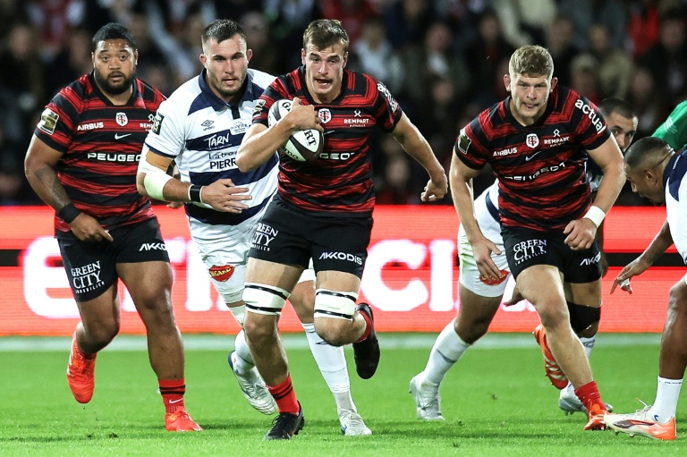 Le troisième ligne toulousain Léo Banos (au centre avec la balle) lors du match de Top 14 contre Castres, le 27 septembre 2025