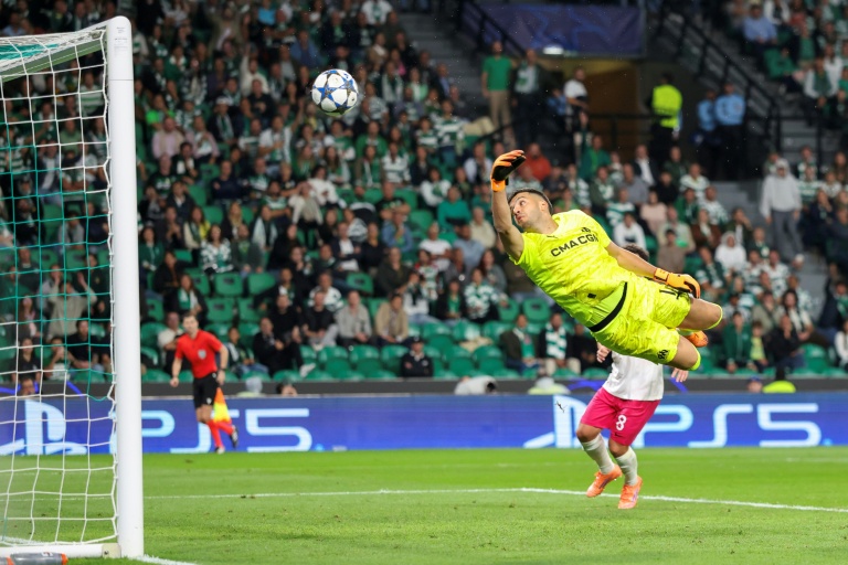 Le gardien de l'OM Geronimo Rulli battu sur le deuxième but du Sporting Portugal, à Lisbonne, le 25 octobre 2025