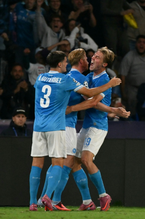 L'attaquant danois Rasmus Hojlund félicité après son but contre le Sporting Lisbonne en Ligue des champions par ses coéquipiers belge Kevin De Bruyne et espagnol Miguel Gutierrez le 1er octobre 2025 au stade Diego Armando Maradona à Naples