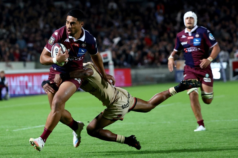 Salesi Rayasi ballon en main à Bordeaux le 4 octobre 2025