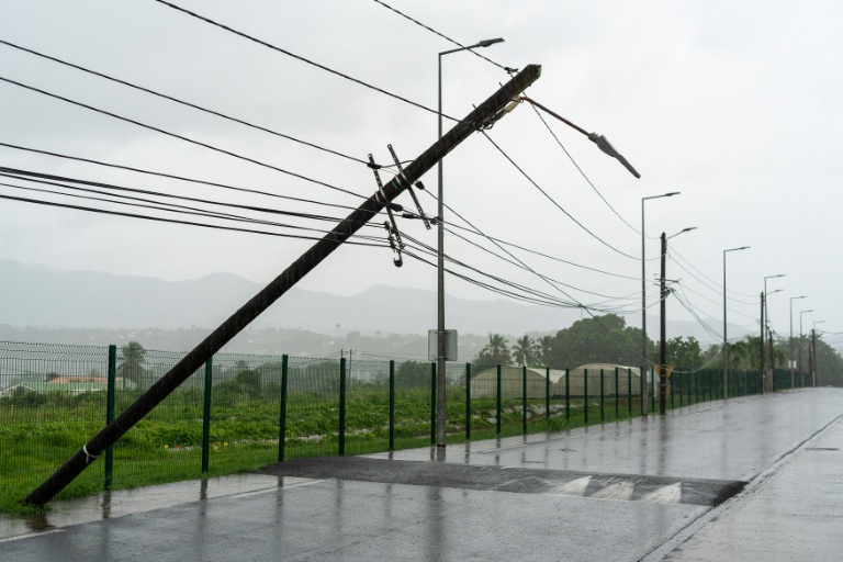 Un poteau électrique endommagé après le passage de la tempête tropicale Jerry, à Roujol, en Guadeloupe, le 10 octobre 2025