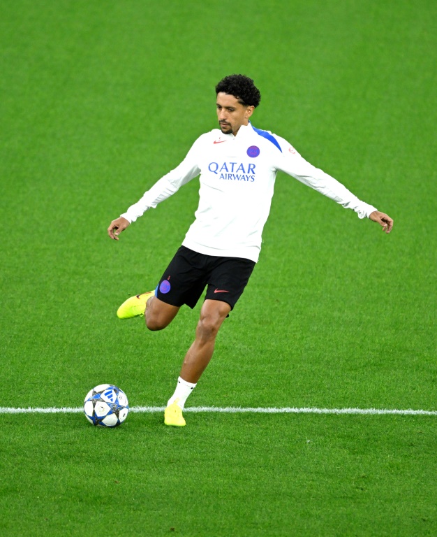 Le capitaine du Paris Saint-Germain le Brésilien Marquinhos sur la pelouse de la BayArena de Leverkusen à la veille du match de C1 entre les deux équipes le 20 octobre 2025 en Allemagne