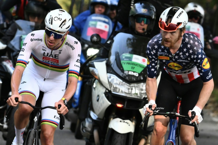 Tadej Pogacar dépasse l'Américain Quinn Simmons dans l'ascension du Passo Di Ganda, lors du Tour de Lombardie, le 11 octobre 2025
