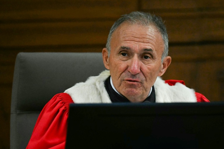 Le président de la cour Christian Pasta lors du procès en appel des viols de Mazan au palais de justice de Nîmes, le 8 octobre 2025 dans le Gard