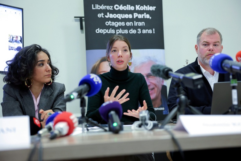 (g-d) L'avocate Chirinne Ardakani, Noémie Kohler, la soeur de Cécile Kohler, et l'avocat Martin Pradel, lors d'une conférence de presse à Paris, le 16 octobe 2025