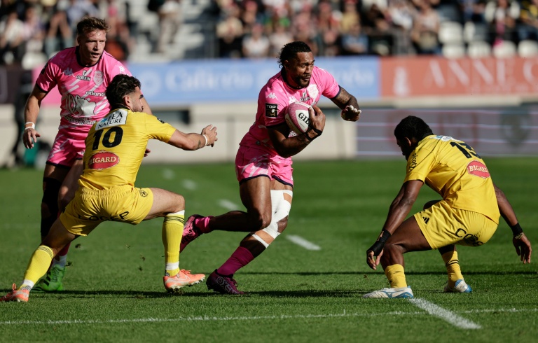L'ailier fidjien du Stade français Peniasi Dakuwaqa (au centre avec le ballon) face à la Rochelle, le 11 octobre 2025 au stade Jean-Bouin pour la 6e journée du Top 14
