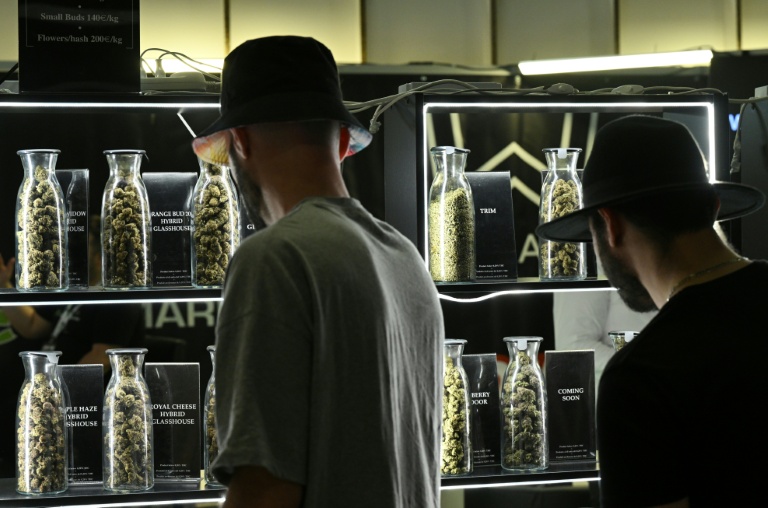 Des visiteurs regardent des produits exposés au premier salon du CBD, le 21 mai 2022 à Paris