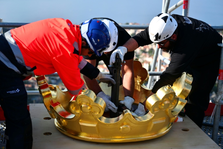 Des ouvriers remettent en place la couronne dorée de la statue de la Bonne Mère, à Marseille, le 17 octobre 2025
