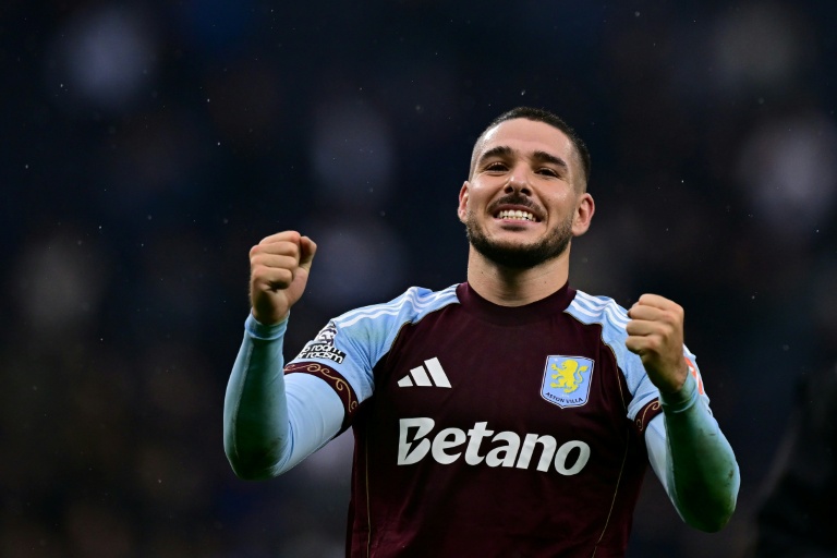 Emiliano Buendia, le milieu argentin d'Aston Villa, ne cache pas sa joie après la victoire de son équipe sur Tottenham en Premier League le 19 octobre 2025 sur le terrain des Hotspurs à Londres