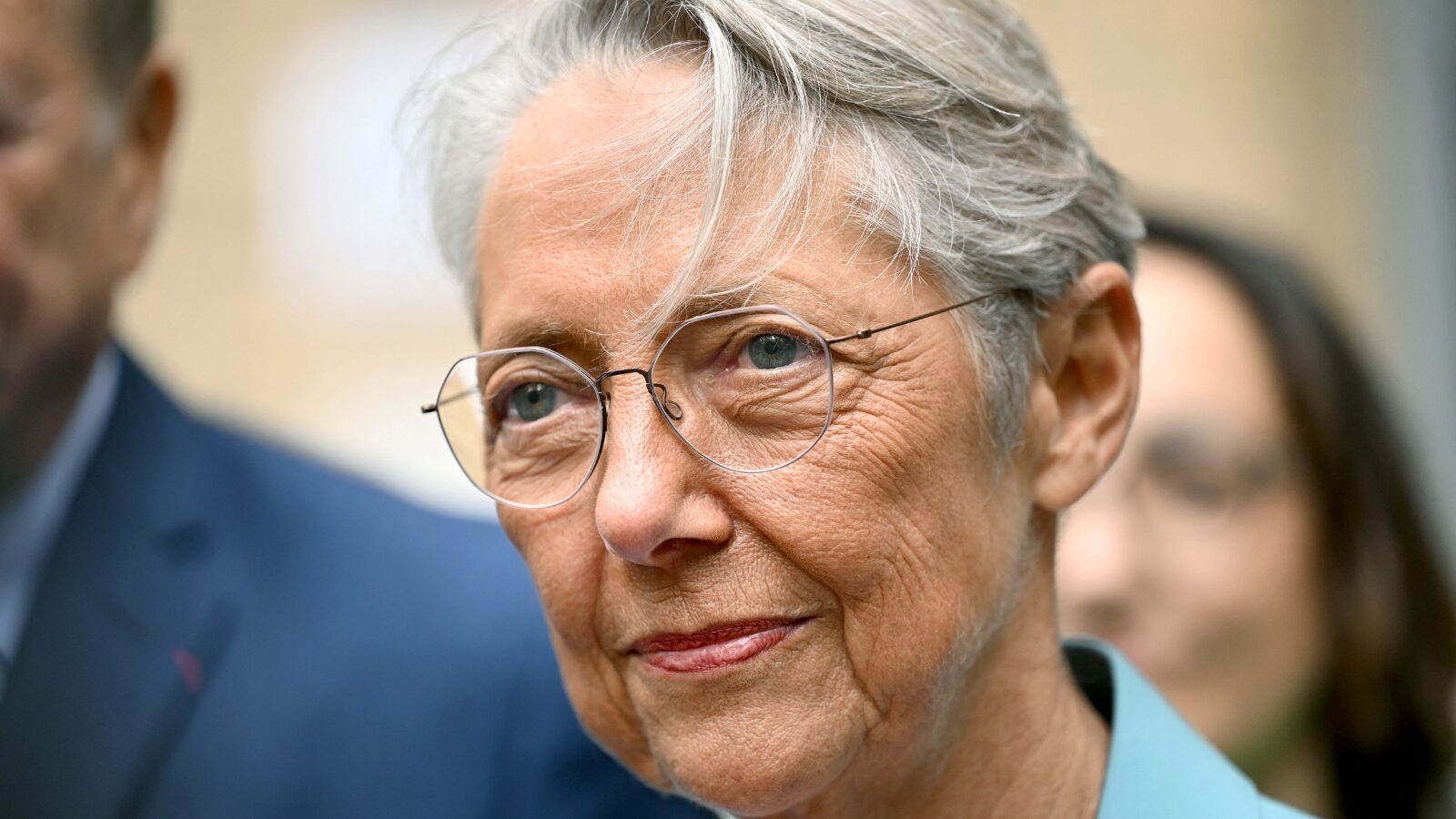 Élisabeth Borne évoque la suspension de la réforme des retraites.