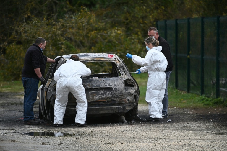 La police scientifique inspecte la voiture utilisée par un conducteur soupçonné d'avoir blessé plusieurs personnes à Saint-Pierre-d’Oléron, en Charente-Maritime, le 5 novembre 2025
