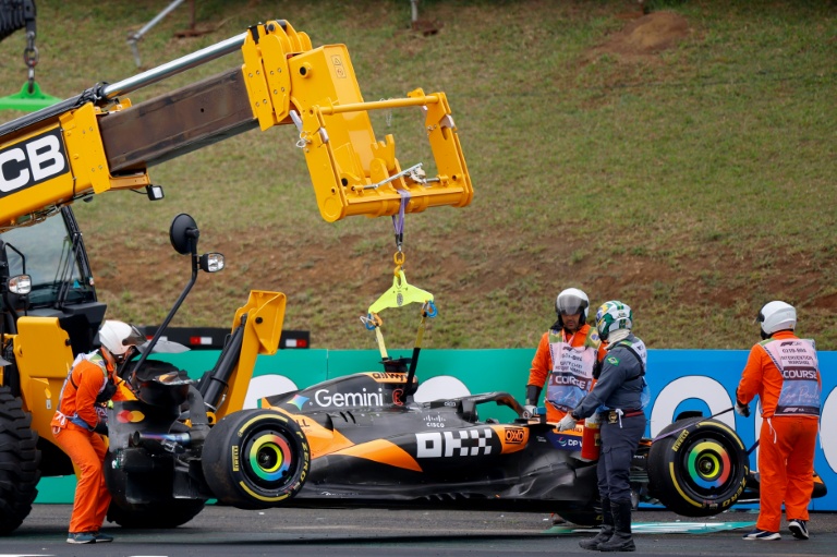 La monoplace accidentée d'Oscar Piastri lors de la course sprint du GP du Brésil, le 8 novembre 2025 à Interlagos