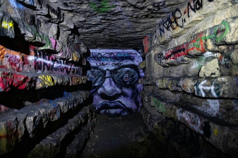 Des graffitis dans les catacombes de Paris, le 20 avril 2024