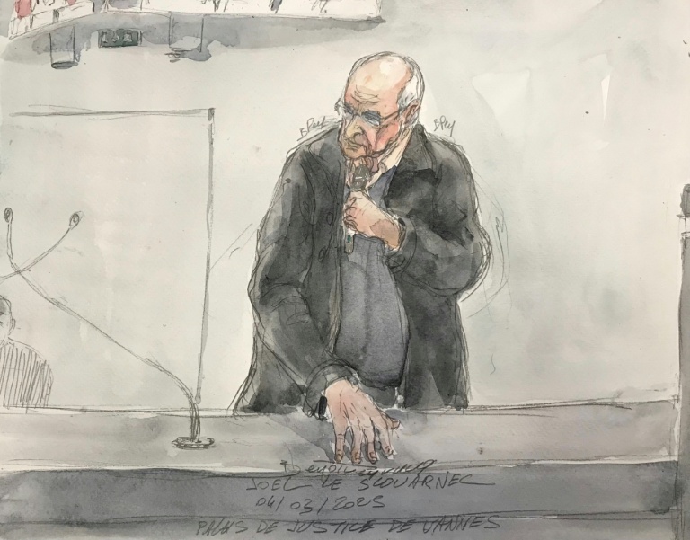 Croquis d'audience représentant l'ex-chirurgien pédocriminel Joël Le Scouarnec lors de son procès à Vannes, dans le Morbihan, le 4 mars 2025