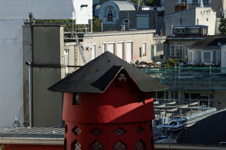 Le Moulin rouge le 25 avril 2024, à Paris avec à l'arrière à gauche l'appartement où vivait Jacques Prévert et à l'arrière au centre celui où vivait Boris Vian