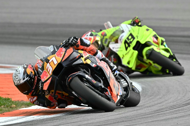 Le pilote espagnol Pedro Acosta (KTM, premier plan) devant l'Italien Fabio di Giannantonio (Ducati-VR46) lors du Grand Prix de Valence, dernière manche du championnat du monde MotoGP, sur le circuit Ricardo Tormo le 16 novembre 2025.