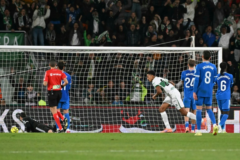 L'attaquant d'Elche Alvaro Rodriguez vient de marquer le deuxième but de son équipe contre le Real Madrid en Liga le 23 novembre 2025 à Elche