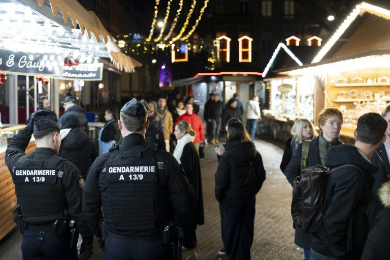 Des gendarmes patrouillent dans les allées du marché de Noël de Strasbourg, le 26 novembre 2025 dans le Bas-Rhin