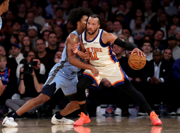 Jalen Brunson (N.11), des New York Knicks, essaie de passer Jaylen Wells, des Memphis Grizzlies, le 11 novembre 2025 au Madison Square Garden de New York
