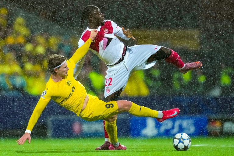 Le défenseur de Bodo Glimt Kasper Waarst Hogh tacle le défenseur ghanéen de Monaco Mohammed Salisu mardi lors du match de Ligue des champions entre les deux équipes à Bodoe.