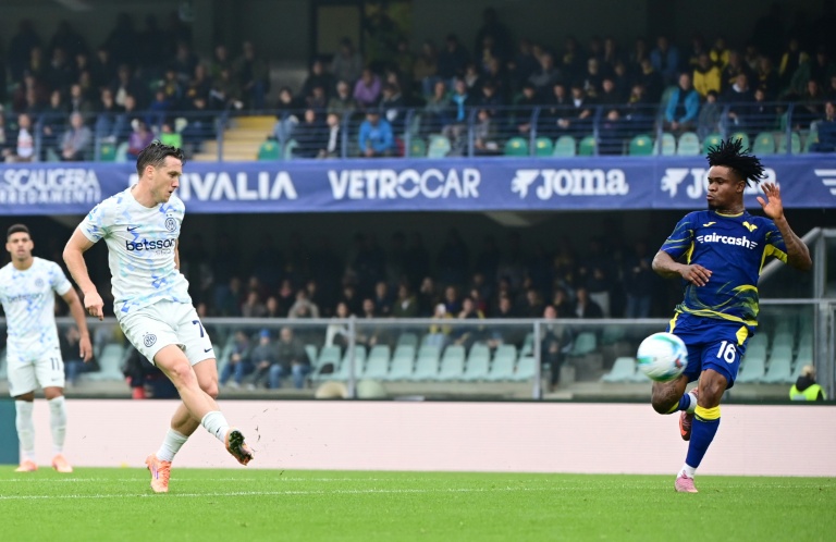 Le milieu de l'Inter Milan Piotr Zielinski ouvre la marque face à Vérone lors de la 10e journée du Championnat d'Italie le 2 novembre 2025 au stade Bentegodi