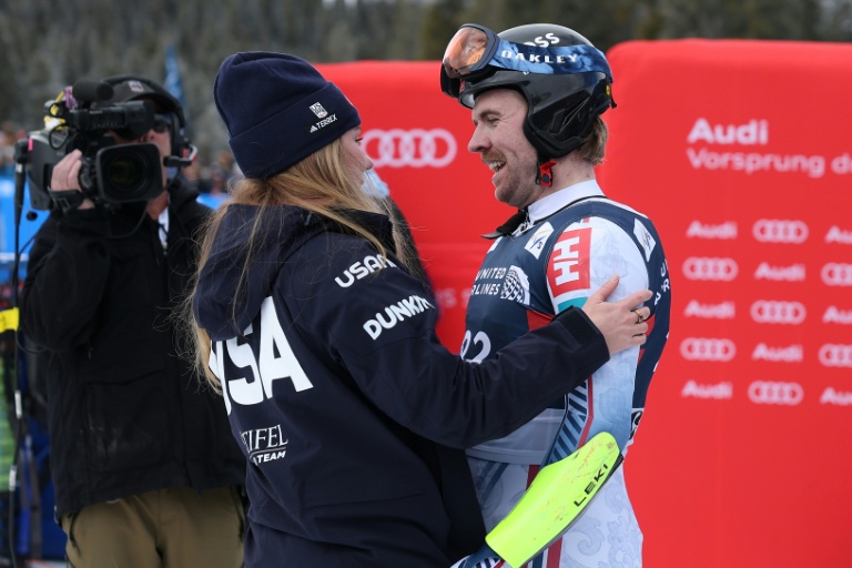 Le Norvégien Aleksander Aamodt Kilde avec sa compagne, la reine américaine du ski Mikaela Shiffrin, à l'arrivée du super-G hommes de Copper Mountain (Etats-Unis), le 27 novembre 2025