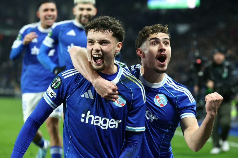 Samir El Mourabet (g) fête un but pour Strasbourg avec son coéquipier Joaquin Panichelli, face à Crystal Palace, le 27 novembre 2025 à La Meinau