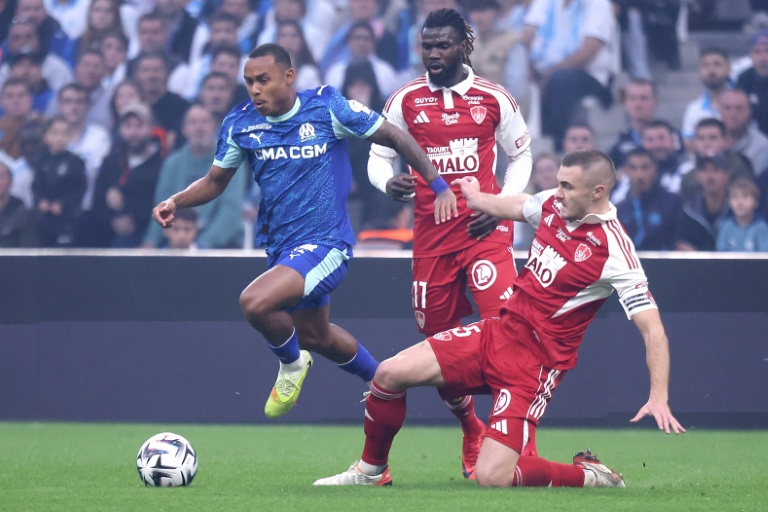 L'attaquant brésilien de Marseille Igor Paixao  échappe au défenseur de Brest Brendan Chardonnet lors de la victoire de l'OM, le 8 novembre 2025 à Marseille