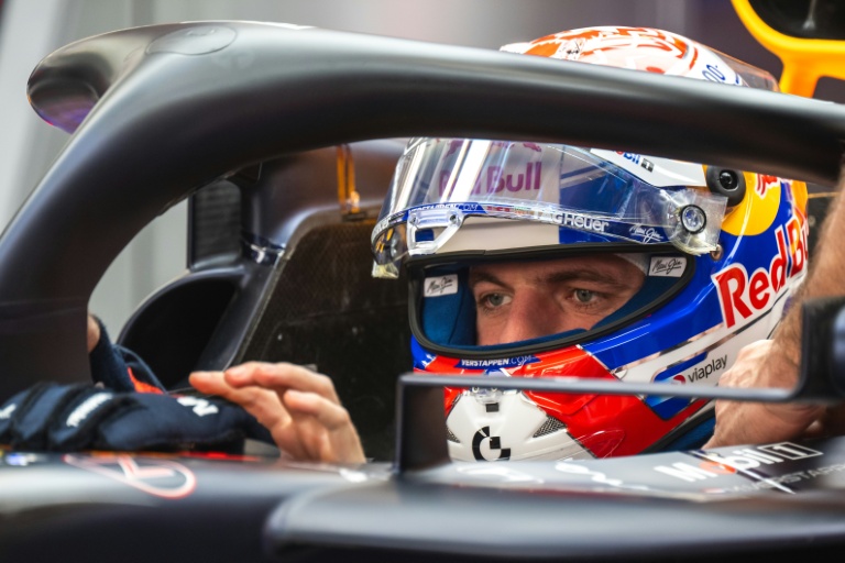 Max Verstappen au volant de sa Red Bull le 28 novembre 2025 sur le circuit de Lusail, au Qatar. Sixième temps seulement des qualifications de la course sprint de samedi, le Néerlandais partira loin des deux McLaren d'Oscar Piastri, meilleur temps, et de Lando Norris (3e)