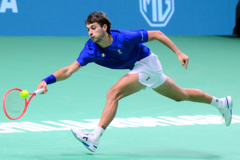 Flavio Cobolli au cours de son match contre l'Espagnol Jaume Munar en finale de Coupe Davis le 23 novembre 2025 à Bologne