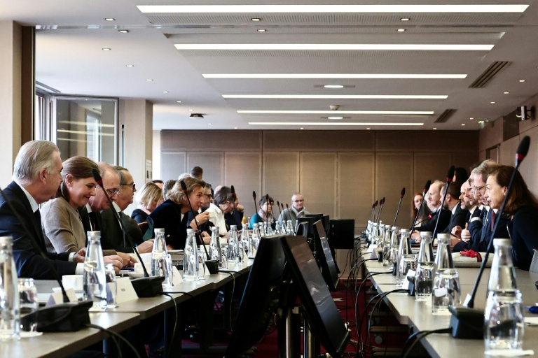 Les représentants du gouvernement et des partenaires sociaux réunis pour la conférence Travail et Retraites, au ministère du Travail à Paris le 4 novembre 2025