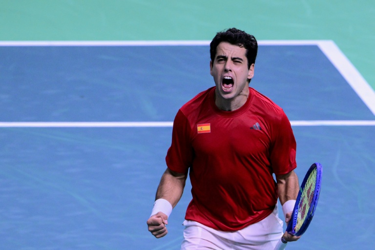 L'Espagnol Jaume Munar célèbre sa victoire contre le Tchèque Jiri Lehecka en quarts de finale du simple messieurs de la Coupe Davis, à la Super Tennis Arena, à Bologne, le 20 novembre 2025