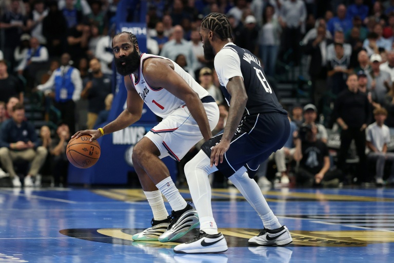 James Harden (g) lors du match NBA entre les Los Angeles Clippers et les Dallas Mavericks, le 14 novembre 2025 à Dallas