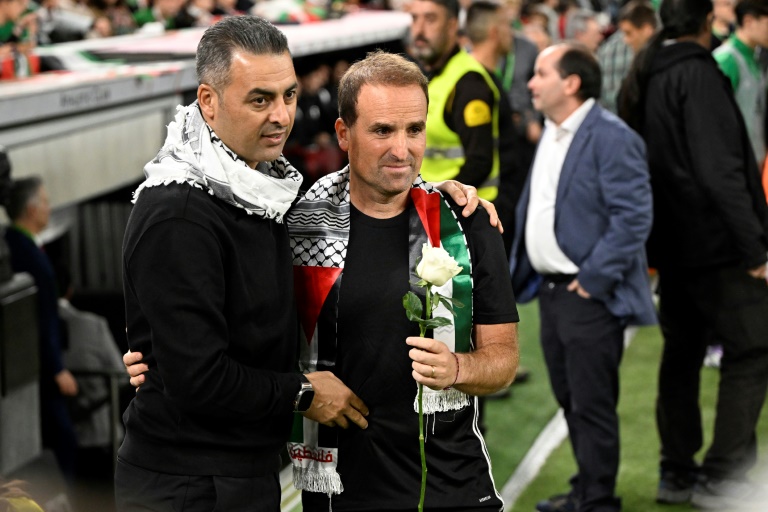 Les sélectionneurs palestinien Ehab Abu Jazar (g) et basque Jagoba Arrasate avant la rencontre entre leurs équipes, le 15 novembre 2025 à Bilbao