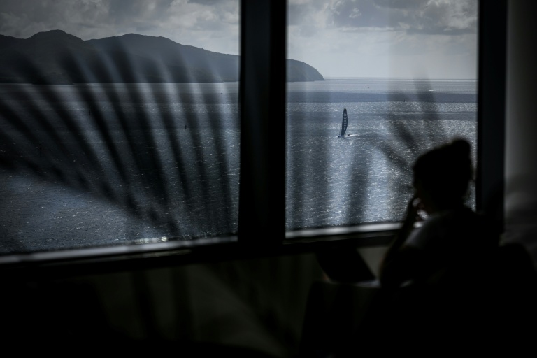 Le monocoque Macif Santé Prevoyance barré par Sam Goodchild et Loïs Berrehar à son arrivée le 7 novembre 2025 à Fort-de-France. Le duo a pris la troisième place de la Transat Café L'Or dans la catégorie des Imoca