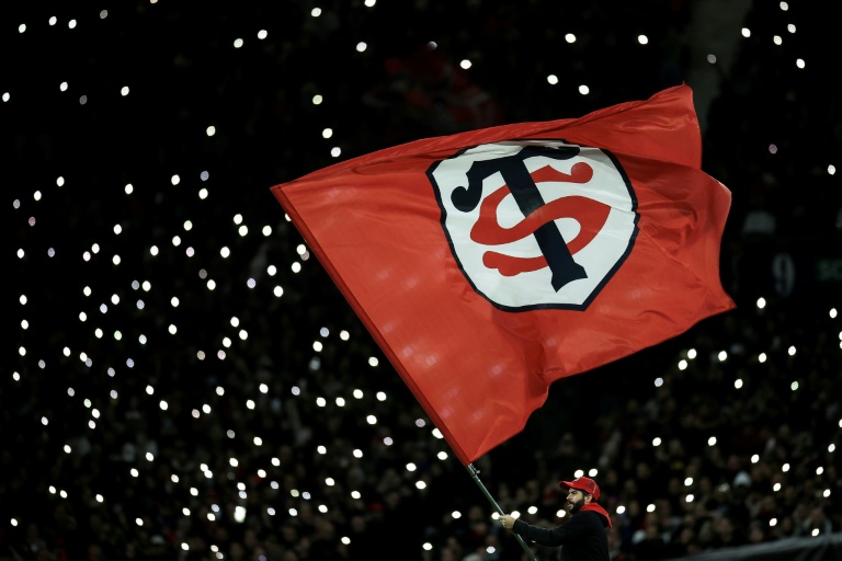Un drapeau géant du Stade toulousain flotte dans une tribune du stade Ernest-Wallon, lors du choc de Top 14 contre Toulon, le 26 octobre 2025