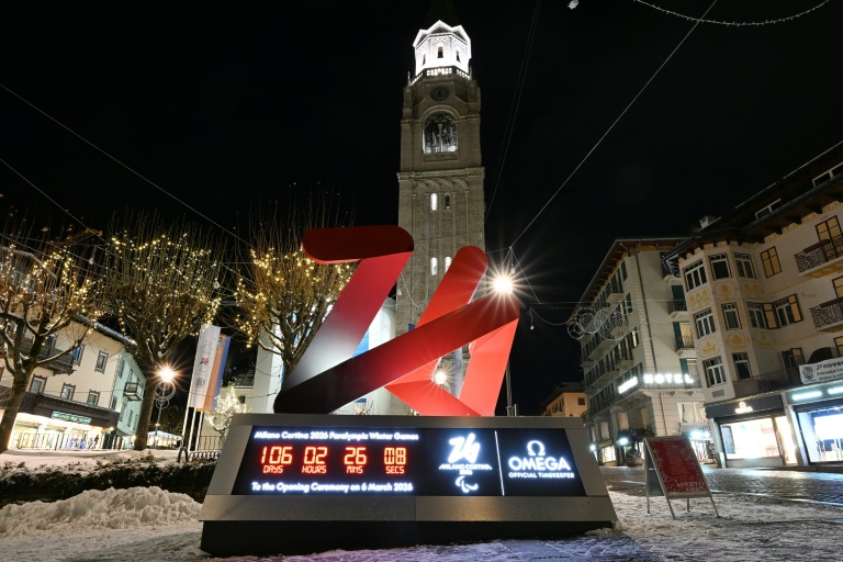 Le logo et un décompte avant le début des Jeux olympiques d'hiver 2026 à Cortina d'Ampezo (Italie) le 2 novembre 2025