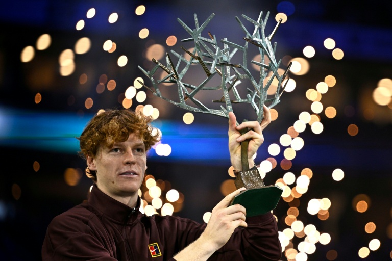 Jannik Sinner avec l'arbre de Fanti, le trophée du vainqueur du Masters 1000 de Paeris le 2 novembre 2025 à La Défense Arena