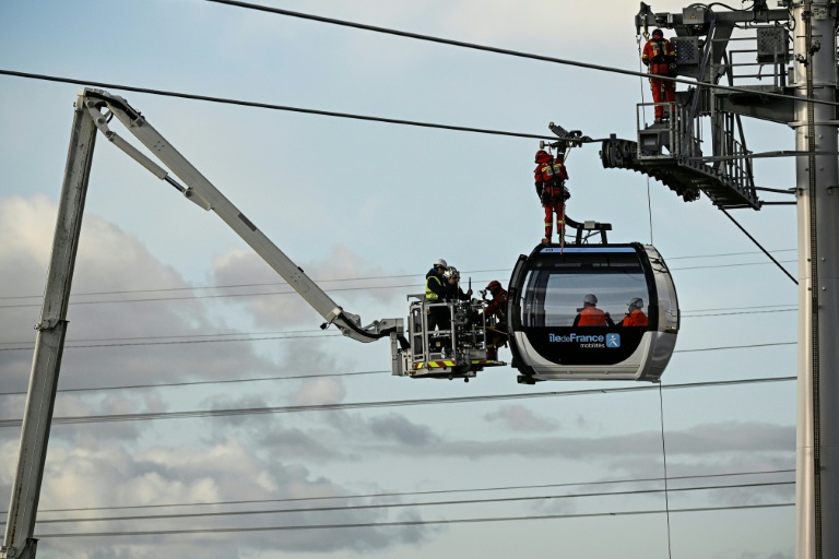 Des pompiers s'entraînent à évacuer des passagers du C1, le premier téléphérique d’Île-de-France, le 20 novembre 2025 à Limeil-Brévannes, dans le Val-de-Marne, avant son ouverture en décembre
