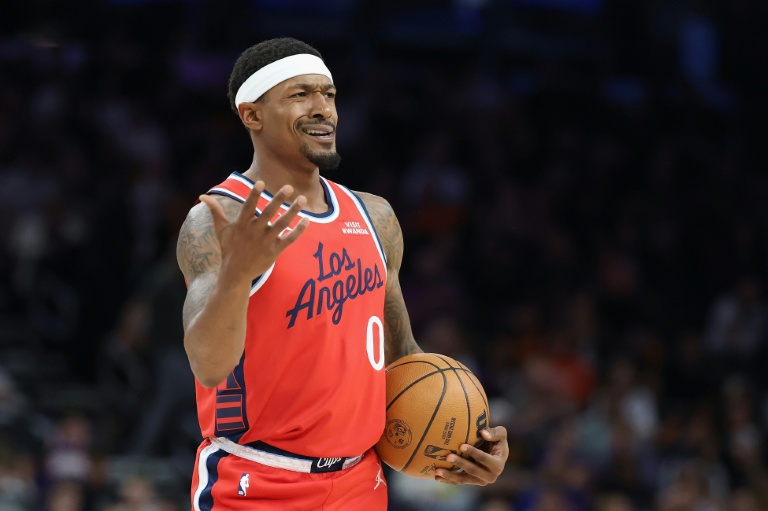 Bradley Beal, l'arrière des Los Angeles Clippers, lors d'un match de NBA contre les Phoenix Suns, à Phoenix, le 6 novembre 2025